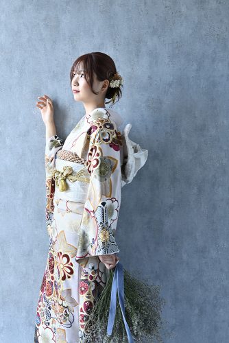 成人式に着る白のモダン振袖がおしゃれでおススメ