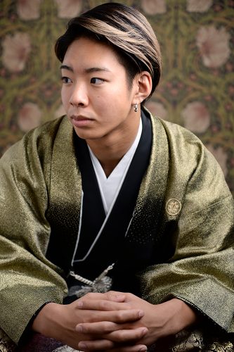 成人式に着る男性の渋いゴールド色の紋付袴