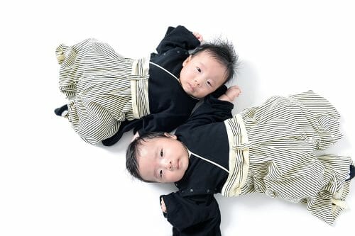 双子の赤ちゃんの100日参りの記念写真