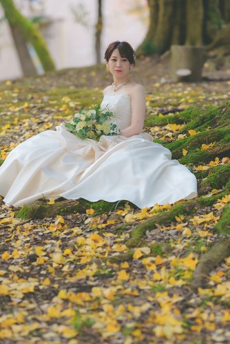 富山で選ぶ紅葉ウェディングドレスで前撮りするならひまわりがおススメ